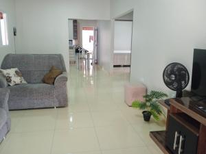 a living room with a couch and a tv at Casa do Descanso in Triunfo