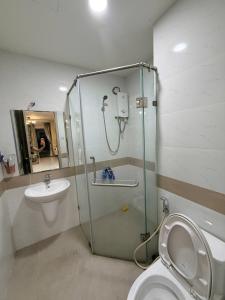 a bathroom with a shower and a toilet and a sink at Youyi House in Dĩ An