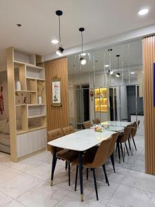 a dining room with a long table and chairs at Youyi House in Dĩ An