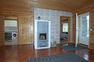 a living room with a fireplace in a house at Pielusrinne in Hattusaari