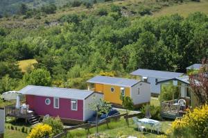 an overhead view of a row of modular homes at ZEcamping 4 étoiles animaux acceptés animations piscine chauffée in Rosans