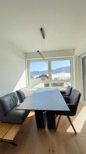 a living room with a table and a couch at Sun Terrace Apartment 04 I Gerlitzen-Ossiachersee I Alpe Maritima in Annenheim