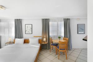 a hotel room with a bed and a table at Hotel Schiff in Horn