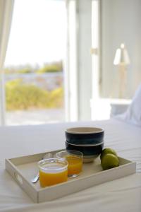 Molos ParouにあるSea and Sand Luxury Residenceのトレイ(オレンジジュース2杯とライム数杯付)