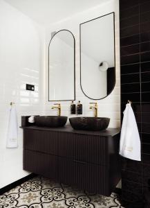 a bathroom with two sinks and a mirror at Dethloff Art Residence in Warsaw