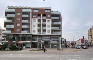 a building on the corner of a city street at SIENA stan na dan Doboj in Doboj