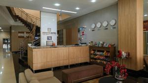 a store lobby with a counter and clocks on the wall at Grande Hotel Ipatinga in Ipatinga +27 photos