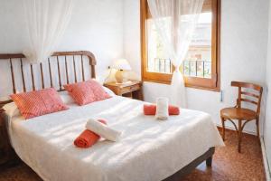 a bedroom with a bed with towels on it at Casa rural amb cova - Cal Gravat in Montsonis +32 photos