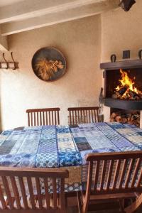 ein Esstisch mit zwei Stühlen und ein Kamin in der Unterkunft Casa Abascal cerca de Teruel, Albarracín y Dinópolis in Cella