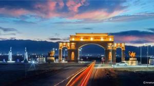 a building with an arch in the middle of a road at Khur motel in Dalandzadgad