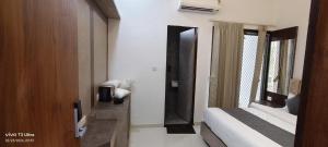 a hotel room with a bed and a window at Hotel Ramlalla in Khātu