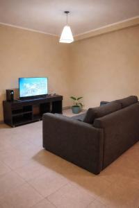 a living room with a couch and a flat screen tv at Amplio monoambiente céntrico Rafaela in Rafaela