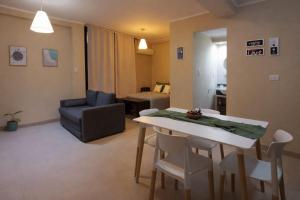 a living room with a table and a couch at Amplio monoambiente céntrico Rafaela in Rafaela