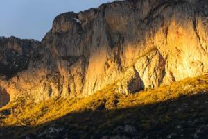 Une montagne où le soleil brille dans l'établissement Aulos Studio, à Aulos