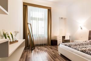 - une chambre avec un lit et une fenêtre dans l'établissement Modern home City centre, à Budapest