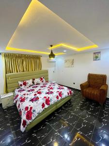 a bedroom with a bed and a chair at Bellconpet Apartment in Sagisa