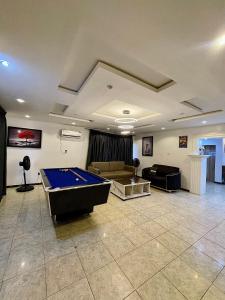 a large room with a pool table in it at Bellconpet Apartment in Sagisa