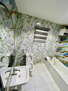 a bathroom with two sinks and two toilets at Bellconpet Apartment in Sagisa