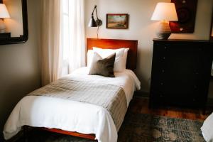 a bedroom with a bed with a pillow and a window at BEAUTIFUL Jasper Highlands Cabin - AZALEA in Jasper +36 photos