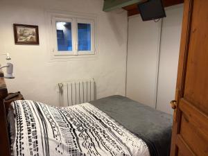a bedroom with a bed and a window at Appartement 4 personnes - Laruns in Laruns