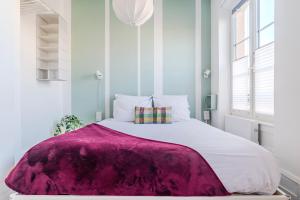 a bedroom with a large bed with a purple blanket at Strasbourg Evasion Pop in Strasbourg