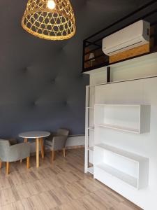 ein Zimmer mit Tisch, Stühlen und einer Lampe in der Unterkunft Glamping Vaqueros in Vaqueros