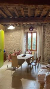 a dining room with a table and chairs at LE DIMORE ARCANGELO Maria in Assisi