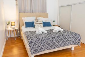 a bedroom with a large bed with two towels at Duplex mezzannine vue marina in Le Gosier +18 photos