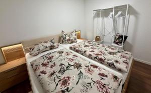 a bedroom with a bed with a floral bedspread at Ferienwohnung Hopfentraum in Alpirsbach