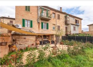 an external view of a house with a garden at Il Girasole -with Garden- in Buonconvento