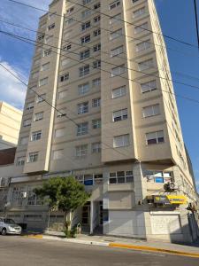 a tall apartment building on the corner of a street at Departamento Torraca VII in Comodoro Rivadavia