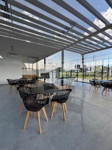a dining room with a table and chairs in a building at apartamento ana julia modesto in Juazeiro do Norte
