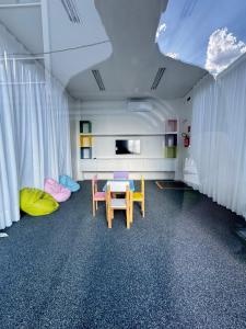 a room with a table and chairs and curtains at apartamento ana julia modesto in Juazeiro do Norte +21 photos