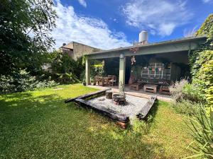 a backyard with a patio with a table and chairs at Casita Eureka in San Antonio de Areco +1 photo