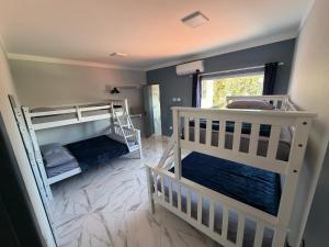 a room with two bunk beds and a window at Villa's Boraceia in Boracéia +80 photos