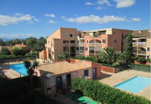an apartment complex with a swimming pool and buildings at Maisonnette Les Coraux residence prive avec piscine in Canet-en-Roussillon