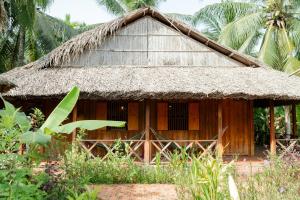 a small hut with a straw roof at Le Mékong Vert Ecolodge in Ben Tre