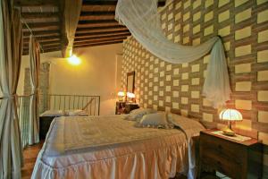 a bedroom with a large bed in a room at Casalecchi - Cottage between Siena & Florence in Poggibonsi