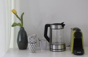 a kitchen counter with a coffee maker and a vase at Zimmer am Ring - ruhiges Zimmer im Grünen, Frühstück auf eigener Terrasse mit Morgensonne und fußläufig zum Badeplatz Schwarzindien am Mondsee in Sankt Lorenz +12 photos