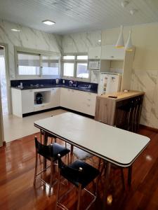 a kitchen with a table and two chairs at Casa da Nona in Garibaldi