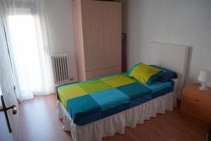 a bedroom with a bed with a yellow and blue at Apartamentos Turísticos Río Gallego (Apartamento Huesca) in Huesca