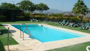 una gran piscina con sillas en Posadas de España Malaga en Málaga