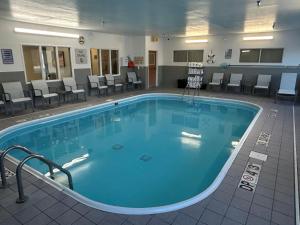 a large swimming pool in a hotel room at Best Western Plus Paper Valley Hotel in Appleton