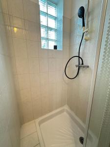 a bathroom with a shower with a bath tub at Station Studio - Proche RER A - Wifi in Noisy-le-Grand