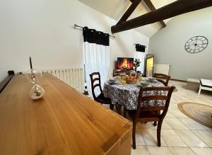 a dining room with a table and chairs and a fireplace at Station Studio - Proche RER A - Wifi in Noisy-le-Grand +8 photos