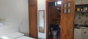 a room with a kitchen with a bed and a door at Sperlonga Tiny Room in Sperlonga