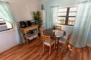 a dining room with a table and chairs in a room at Cindy Villa in Key Largo