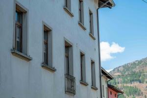 a building with windows on the side of it at Casa vacanza Garcia in Paluzza