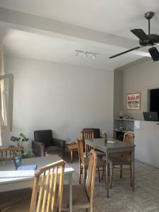 a living room with a table and chairs at Lo de Sarita Hostería in Necochea