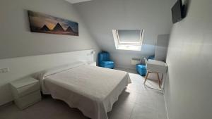 ein weißes Schlafzimmer mit einem Bett und einem Fenster in der Unterkunft Hotel Bradomin in Vilanova de Arousa
